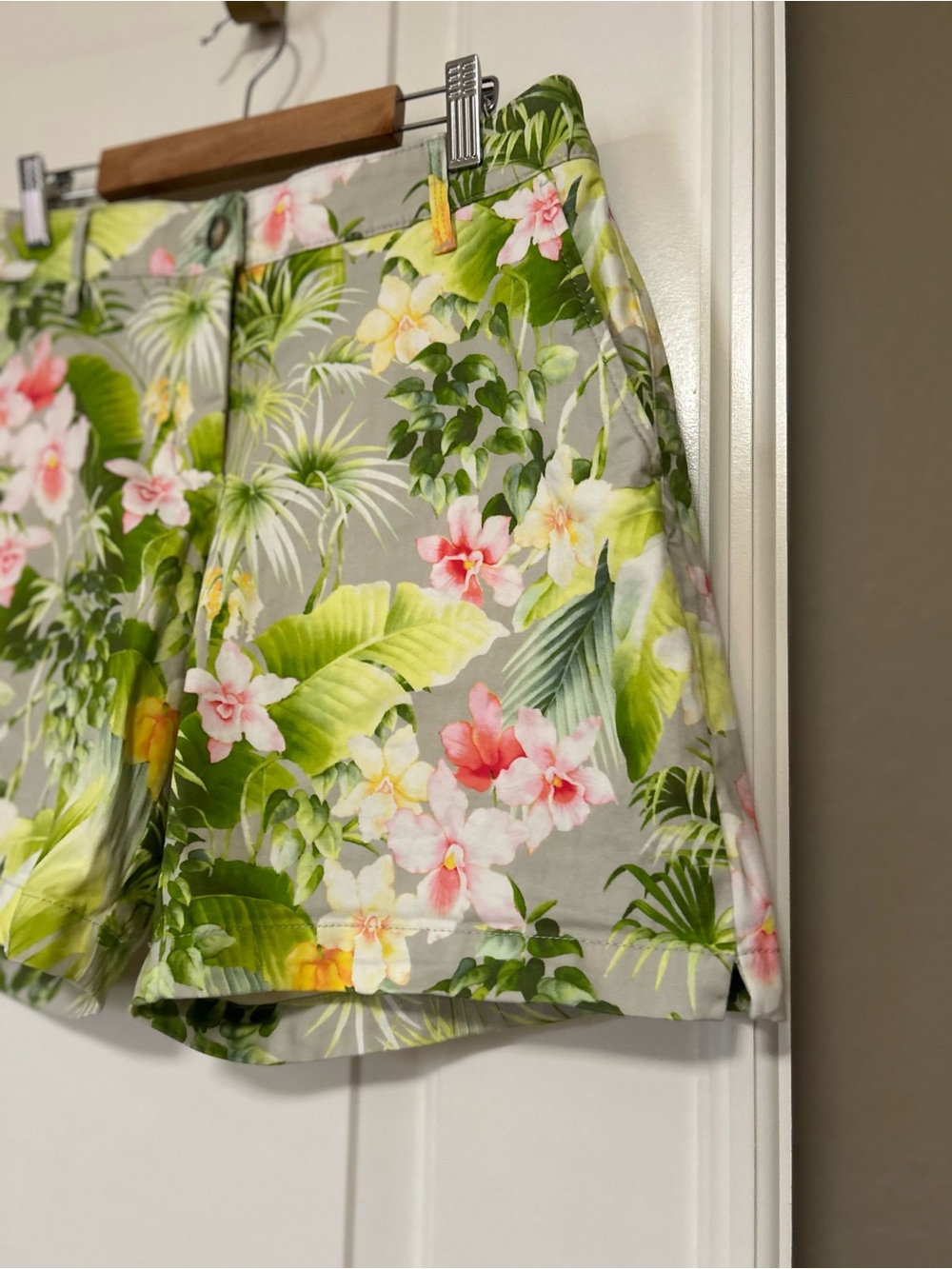 🌺🌼🌸Tommy Bahama Hawaiian  Tropical Floral Bermuda Shorts 🌸🌼🌺 - Picture 3 of 13